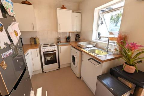 3 bedroom terraced house to rent, Walton Road, Woking GU21