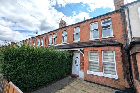 3 bedroom terraced house to rent, Walton Road, Woking GU21