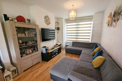 3 bedroom terraced house to rent, Walton Road, Woking GU21