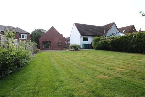 4 bedroom detached bungalow to rent, White House Close, HU10