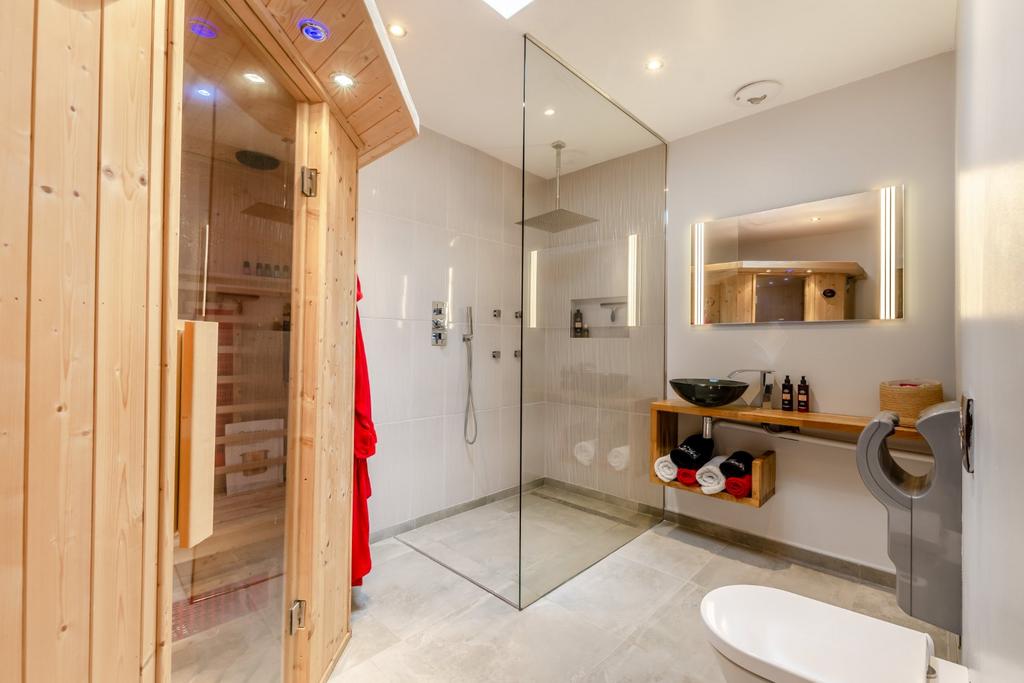 Sauna/Shower Room