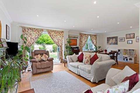 6 Cherry Way, Felbridge, East Grinstead, RH19 2GS