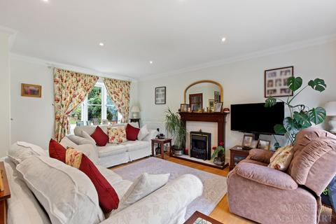6 Cherry Way, Felbridge, East Grinstead, RH19 2GS