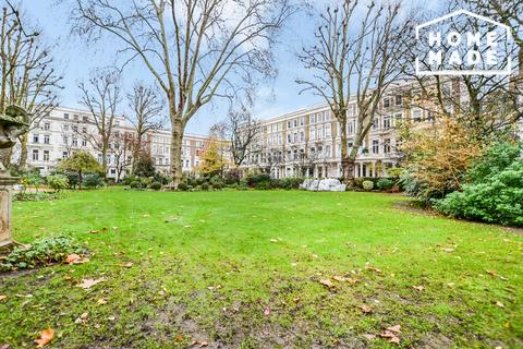 Studio to rent, Earl's Court Square, SW5