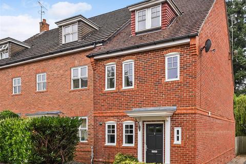 4 bedroom townhouse for sale, Blythe Close, Enham Alamein, Andover