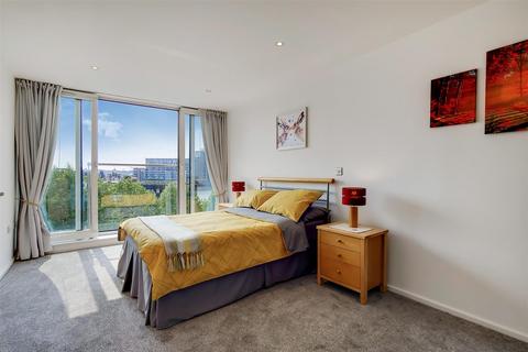 2 bedroom apartment for sale, The Oxygen, Royal Victoria Dock, E16