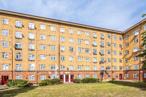 4 bedroom flat to rent, Thorncroft Street, Nine Elms, London, SW8