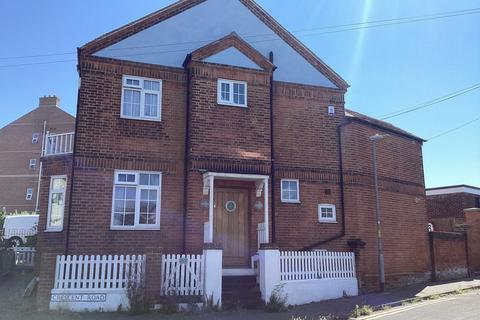 3 bedroom semi-detached house to rent, Crescent Road, Walton On The Naze CO14