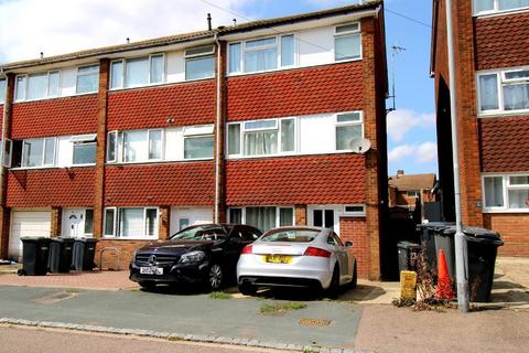 6 bedroom terraced house for sale, Chertsey Close, Vauxhall Park, Luton, Bedfordshire, LU2 9JD