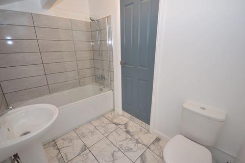 3 bedroom terraced house to rent, Park Road, Widnes
