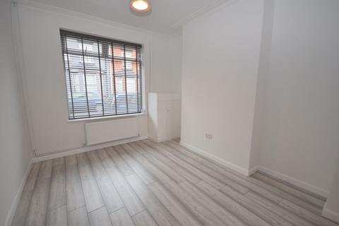 3 bedroom terraced house to rent, Park Road, Widnes