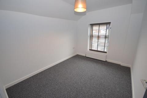 3 bedroom terraced house to rent, Park Road, Widnes