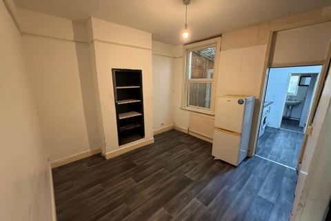 3 bedroom terraced house to rent, Plaistow E13