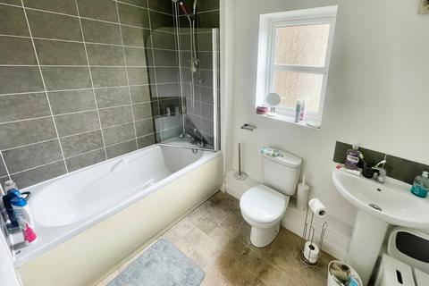 2 bedroom apartment for sale, Marlington Drive, Ferndale, West Yorkshire HD2