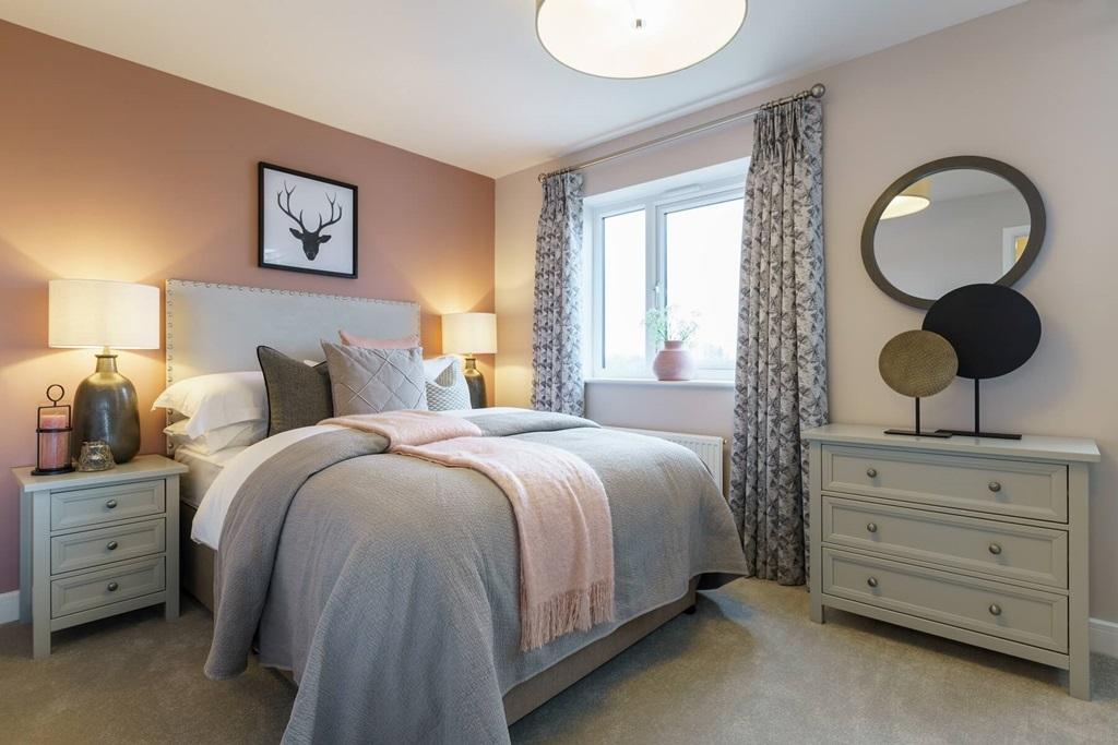 The main bedroom features an en suite shower room