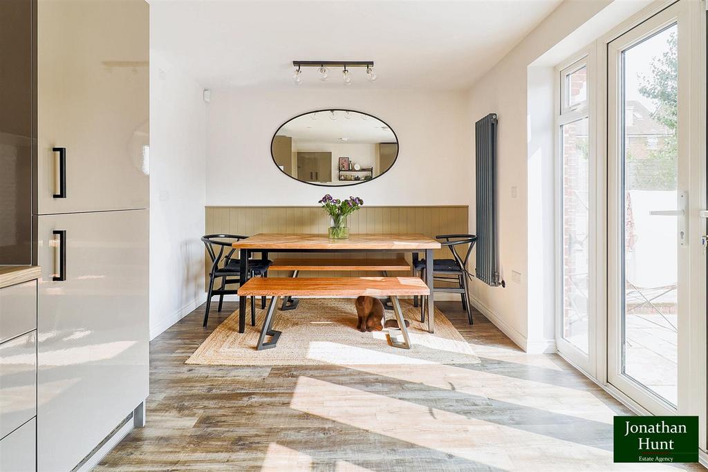 Kitchen/breakfast room pic 2