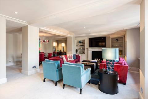 undefined, Savoy Court, Covent Garden, London, WC2R