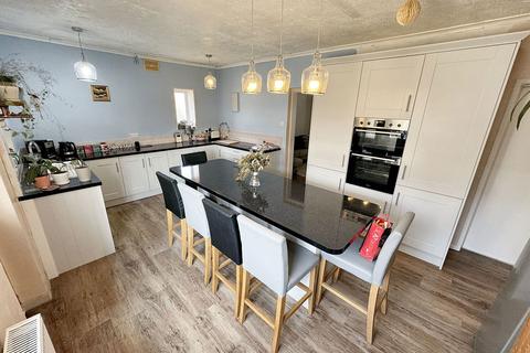 4 bedroom end of terrace house for sale, Station Road, Haddenham