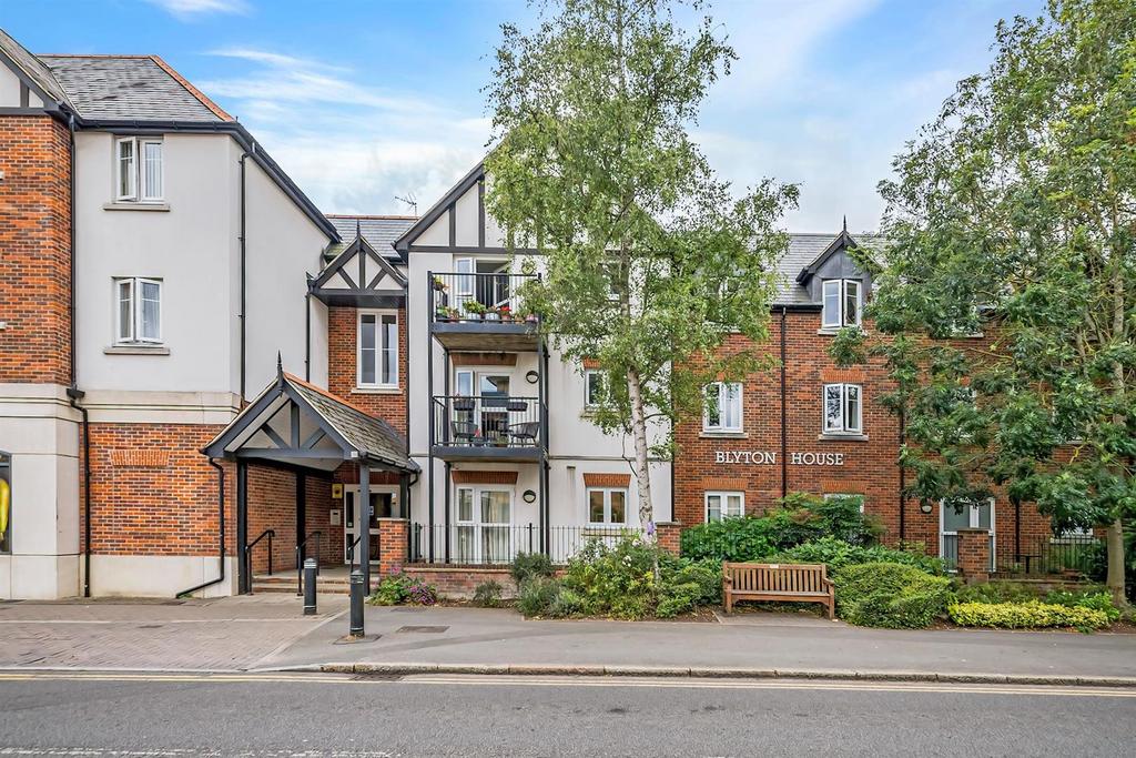 17-e1e7 JPH-2 Blyton House Bourne End-45-medium.jpg