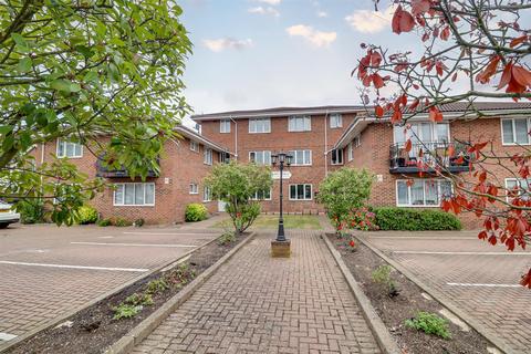 2 bedroom flat for sale, Shirley Road, Leigh-On-Sea SS9