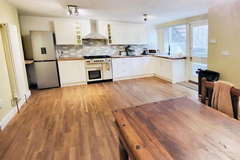 4 bedroom terraced house for sale, New Road, Chatham