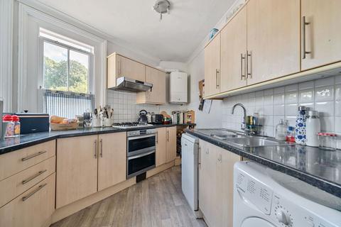 2 bedroom flat for sale, Dorking Road, Tunbridge Wells, Kent, TN1 2LP