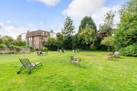 3 bedroom flat to rent, Woodside, London, SW19