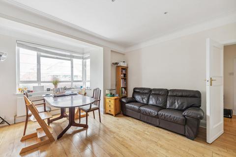 3 bedroom flat to rent, Woodside, London, SW19