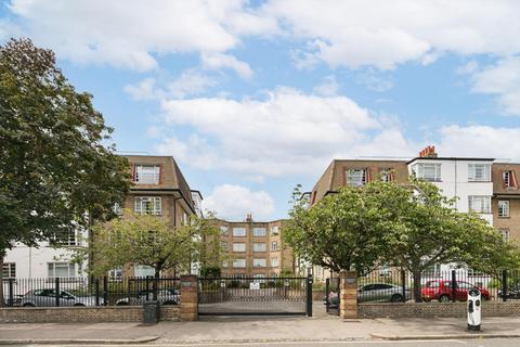 3 bedroom flat to rent, Woodside, London, SW19