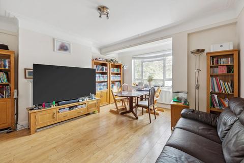 3 bedroom flat to rent, Woodside, London, SW19