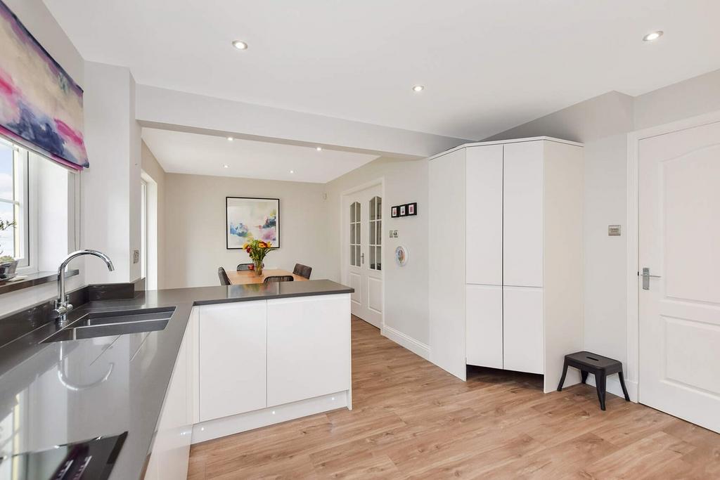 Open plan kitchen/dining