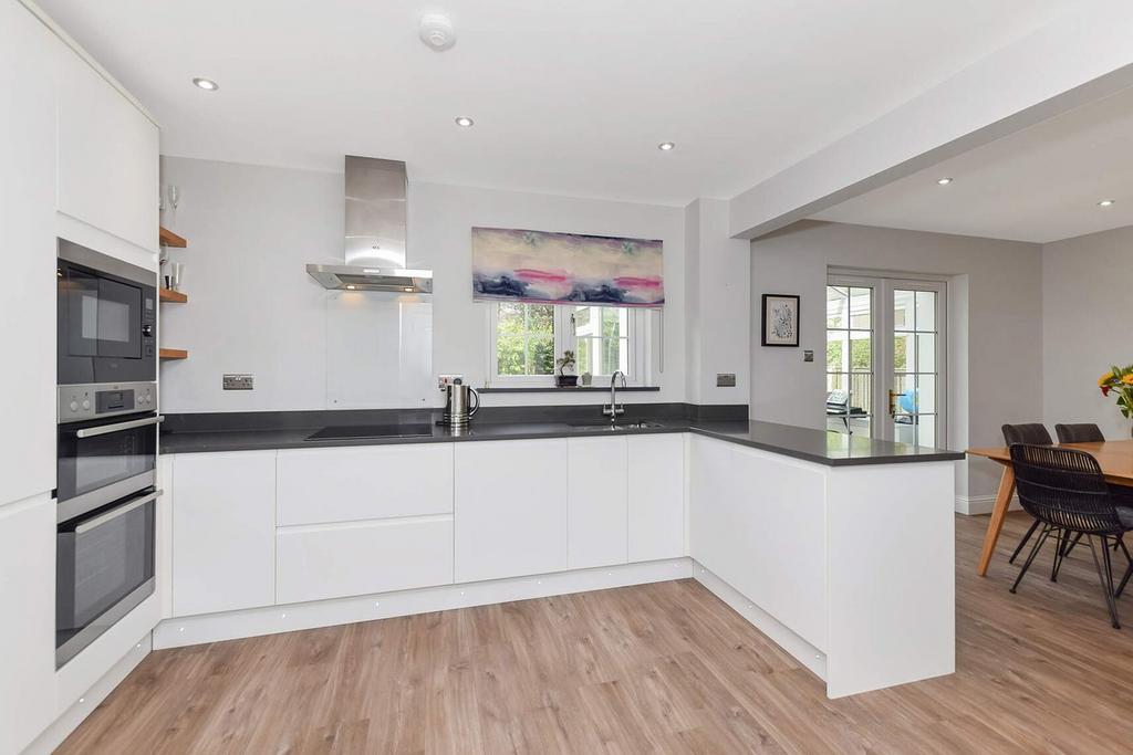 Open plan kitchen/dining