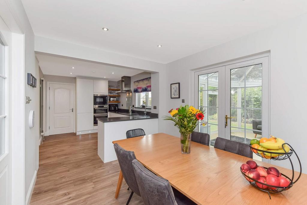 Open plan kitchen/dining