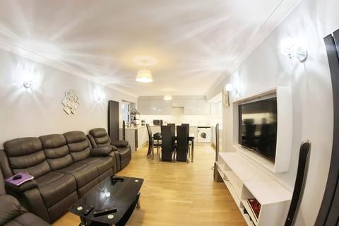 2 bedroom flat for sale, Navestock Cres, Woodford Green IG8