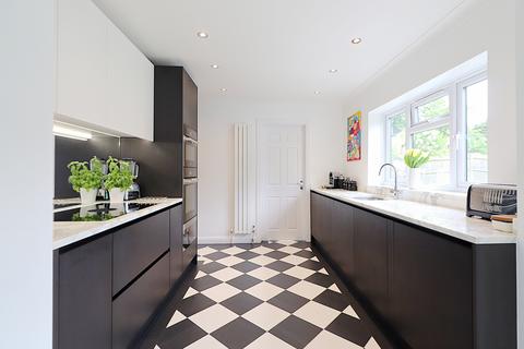 2 Sylvan Walk, Bromley, BR1 2XE