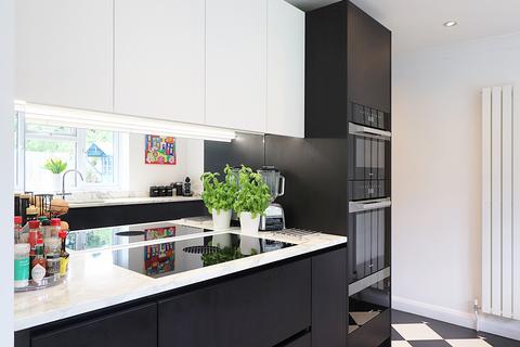 2 Sylvan Walk, Bromley, BR1 2XE