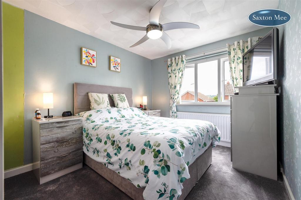 Bedroom 1 5803.jpg