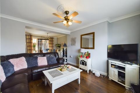12 Nethan Drive, Aveley, South Ockendon, RM15 4RA