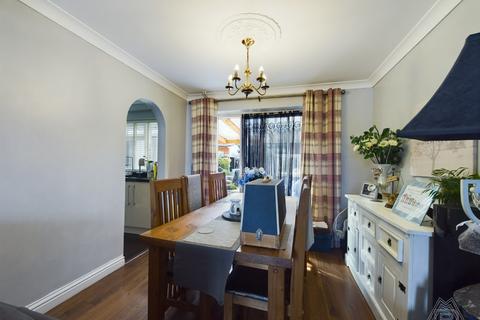 12 Nethan Drive, Aveley, South Ockendon, RM15 4RA