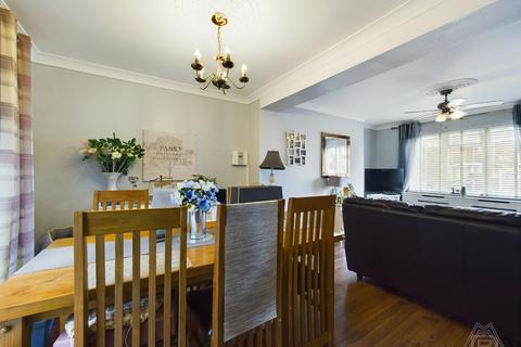 12 Nethan Drive, Aveley, South Ockendon, RM15 4RA