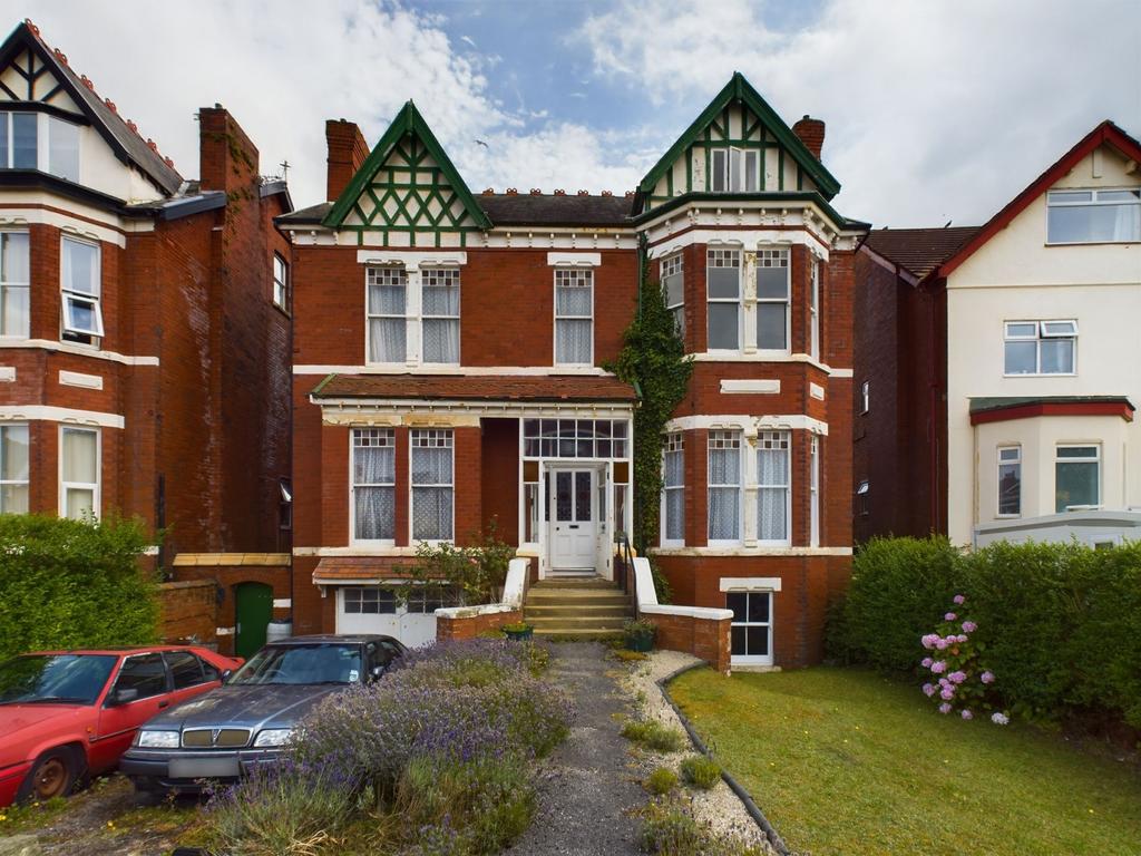 Lathom Road, Southport PR9 6 bed detached house - £395,000