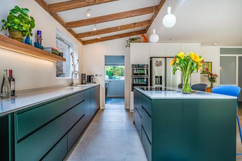 2 Stambourne Way, London, SE19 2PY