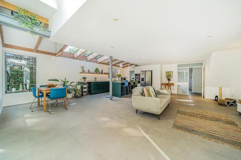 2 Stambourne Way, London, SE19 2PY