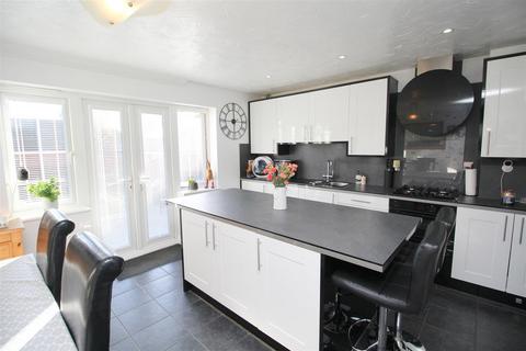 4 bedroom semi-detached house for sale, Foxholes Close, Deanshanger, Milton Keynes