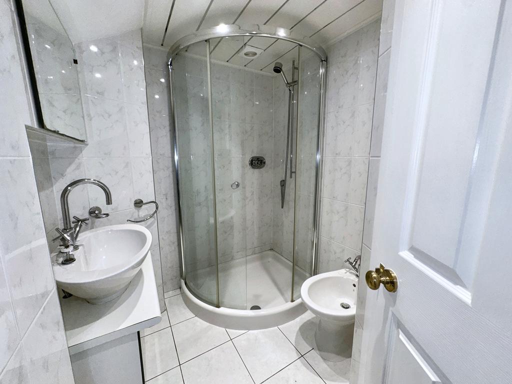 Shower room   4 piece (G/F)