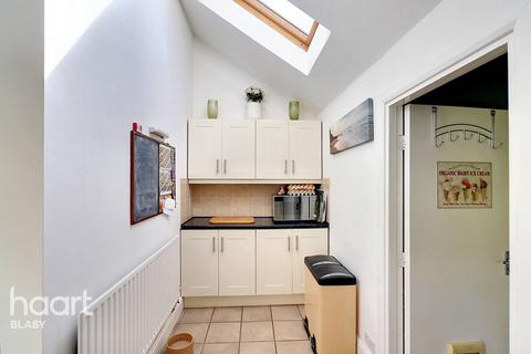 3 bedroom semi-detached house for sale, Little Glen Road, Leicester