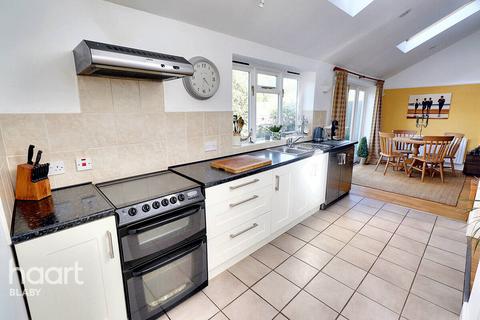 3 bedroom semi-detached house for sale, Little Glen Road, Leicester