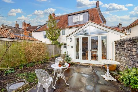 4 bedroom end of terrace house for sale, Wells, close to the Cathedral with double garage!