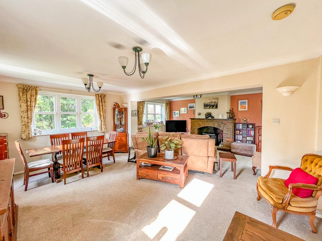 Sitting/dining room