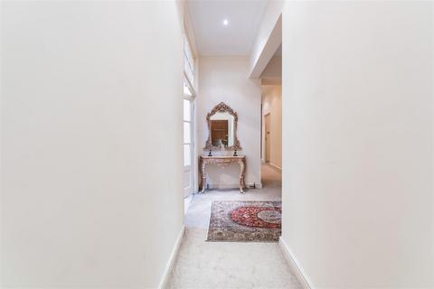 4 bedroom flat for sale, Sussex Gardens, London W2